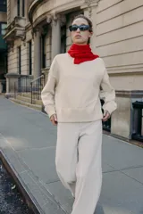 Sudadera de cuello redondo y manga larga, color beige claro, con acabados en rib en cuello, puños y dobladillo.