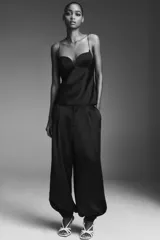 Top de breteles finos confeccionado en tejido satinado color rosa claro, con escote corazón y cierre lateral con cremallera oculta.