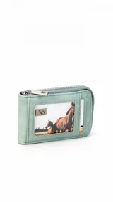 Tarjetero de diseño compacto en color tostado, con cierre perimetral metálico y visor frontal transparente para identificación o tarjetas.