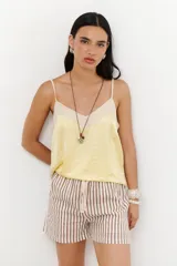 Short a rayas verticales marrones y blancas, con cintura elástica ajustable con cordón.