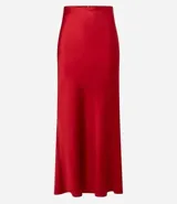 Pollera larga tipo new midi confeccionada en satén rojo, con cierre por cremallera en la cintura y detalle de encaje en la parte trasera.