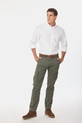 Pantalón cargo gris oscuro de gabardina con bolsillos laterales con fuelle y solapa.