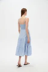 Vestido midi celeste de algodón con diseño de broderie, escote en V y tirantes finos.