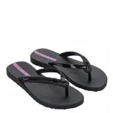 Sandalias tipo ojota Ipanema, color negro, con tiras de tela trenzada y detalle de logo en color rosado.