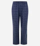 Pijama de dos piezas compuesto por una blusa de manga larga con escote en V y botones frontales, y un pantalón largo con cintura elástica y estampado floral.
