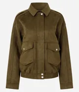 Campera de gamuza sintética color marrón, con cuello inglés, cierre frontal con botones metálicos, bolsillos delanteros y elástico en el bajo y puños.