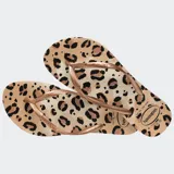 Ojotas Havaianas Slim con estampado animal print en tonos grises y tiras plateadas.