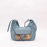 Bandolera de cuero sintético color celeste, de diseño hobo, con un bolsillo frontal con solapa de estampado animal print de serpiente y cierre con hebilla metálica. Incluye asa ajustable para llevar al hombro o cruzada.