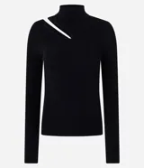 Blusa ajustada de punto leve color negro, con cuello alto, mangas largas y abertura en el hombro.