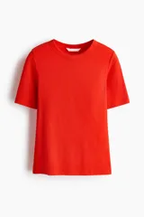 Remera roja de manga corta, confeccionada en tejido acanalado con cuello redondo.