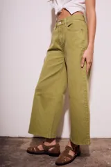 Pantalón jean color ladrillo, de corte ancho y tiro medio.