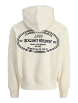 Buzo con capucha y manga larga, de calce holgado, color blanco antiguo (off-white). Presenta un estampado ovalado en la espalda con texto en azul marino que incluye 'Established in Copenhagen 1990', 'Jack&Jones Worldwide', 'Originals Creative Department Daily Basics' y 'From Vision to Reality'.