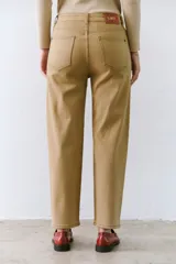 Pantalón color arena de algodón con spandex y lado interior afelpado, de tiro alto y corte holgado.