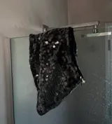 Minifalda plateada con lentejuelas.