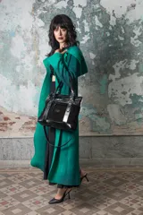 Bolso tipo tote de cuero negro con textura mixta, asas cortas y correa larga desmontable.