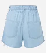 Short de jeans celeste claro, corte holgado, con trabillas en la cintura, pañuelo estampado atado a una trabilla y bolsillos traseros.