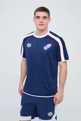 Remera deportiva Umbro ProTraining Active color azul marino, con cuello redondo blanco y bandas blancas con detalles rojos en los hombros y mangas. Incluye escudo del Club Nacional de Football y logo de Umbro Pro Training en el pecho.