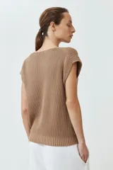 Cardigan tostado de tejido de punto acanalado, con escote en V, manga corta y cierre frontal con botones.