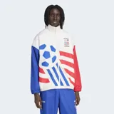 Campera deportiva Adidas de tejido técnico con cierre frontal y cuello alto. Presenta un diseño estampado con motivos de la Copa del Mundo USA 94, combinando colores blanco, azul y rojo. Cuenta con bolsillos laterales con cremallera y puños elásticos.