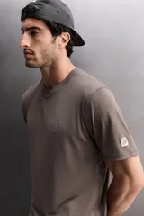 Camiseta de entrenamiento Zara Athleticz de corte regular, confeccionada en tejido técnico elástico y ligero con estructura. Presenta cuello redondo, manga corta con detalle de parche, costuras planas y logo estampado en el pecho.