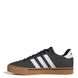 Championes urbanos Adidas Daily 4.0, color negro con las tres tiras laterales en blanco y suela de goma color caramelo. Presentan capellada de tela con cordones negros y diseño de plataforma baja.