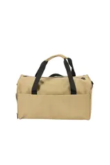 Bolso tipo Duffle color negro, confeccionado en PVC y poliéster, con doble asa de mano y bolsillos laterales.