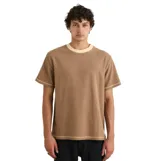 Remera de manga corta en tejido tipo toalla, color marrón con cuello redondo y costuras a contratono en color beige en el cuello, mangas y ruedo.