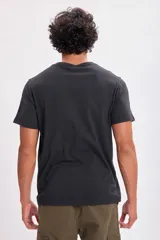 Remera de manga corta con cuello en V, color negro, de corte clásico.