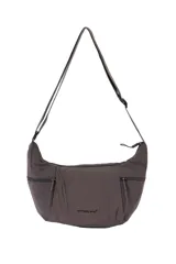 Bolso bandolera color gris oscuro, con diseño curvilíneo, correa ajustable y múltiples compartimentos con cierre. Presenta la inscripción "everyday wear" en la parte frontal.