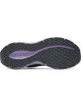 Championes Under Armour W Ascend, color negro con suela y detalles en lila. Confeccionados con malla ligera y transpirable, entresuela Charged+ Cushioning® para amortiguación y suela exterior de goma resistente.