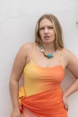 Traje de baño entero con degradé de amarillo a naranja, breteles finos y corte cavado.