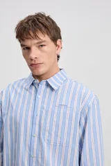 Camisa de manga larga con diseño a rayas verticales en color verde y blanco, cuello clásico y estampa con bordado en la espalda con la frase "Expect Nothing, appreciate everything".