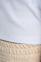 Musculosa celeste de algodón peinado con elastano, corte ajustado y cuello en V.