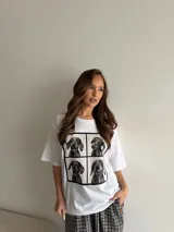 Remera blanca de algodón con estampa frontal dividida en cuatro paneles con fotos de un perro galgo.