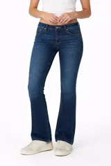 Pantalon jean de corte flare con tiro medio, diseño clásico de cinco bolsillos y cierre frontal con botón y cremallera.