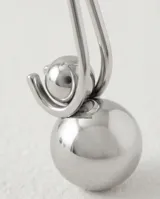 Caravanas colgantes de acero inoxidable con diseño de gancho tipo alfiler y esfera metálica pulida.