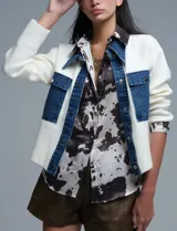 Chaqueta combinada en denim y tejido color blanco, marca Q2. Cuello con solapa y abertura central con botones metálicos. Delantera con bolsillos.