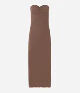 Vestido midi de ribana color marrón, sin breteles, con escote corazón fruncido y abertura en la parte trasera.