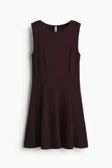 Vestido corto sin mangas en punto roma, de color bordó, con cuerpo entallado, escote redondo y falda con vuelo.