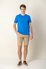 Remera lisa color azul con logo bordado en el pecho, confeccionada en algodón.