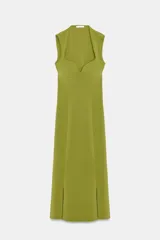 Vestido midi verde lima, sin mangas, con escote corazón y bajo evasé.