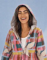 Campera impermeable con capucha y cordón ajustable, con diseño estampado a cuadros multicolor y hojas grandes. Cuenta con cierre frontal de botones y bolsillos laterales.