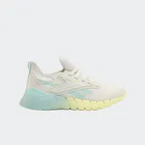 Championes de entrenamiento Reebok Nano Gym, color gris con detalles en verde menta y amarillo claro en la suela degradada.