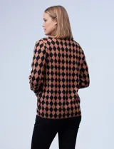 Cardigan tejido con escote en V y abertura central con botones. Diseño con rombos color marrón y negro.