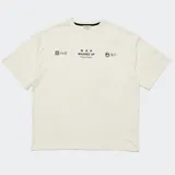 Remera de algodón color blanco hueso con corte oversize, hombros caídos y cuello redondo. Presenta un estampado minimalista en el pecho con tipografía y caracteres asiáticos, y un logo bordado en la manga.