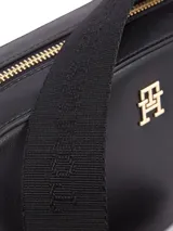 Bandolera negra de Tommy Hilfiger con correa ancha de tela ajustable, logo metálico dorado y herrajes dorados.