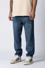 Jean de corte mom fit en color gris lavado, confeccionado en denim resistente, con diseño de tiro medio y ajuste holgado en las piernas.