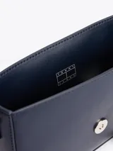 Cartera bandolera Tommy Jeans de color azul marino, de diseño estructurado con acabado liso, solapa frontal con cierre magnético y parche con el logo de la marca grabado en la parte delantera. Cuenta con correa ajustable para el hombro.