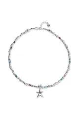 Collar de cadena con cuentas metálicas plateadas intercaladas con cristales facetados de diversos colores y dije central en forma de estrella.