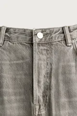 Pantalón jeans de corte recto, color celeste claro con efecto lavado, de cinco bolsillos y tiro medio.